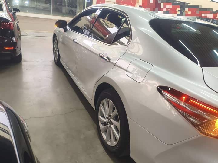 Фото 5 - Toyota Camry