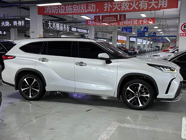 Фото 4 - Toyota Crown Kluger