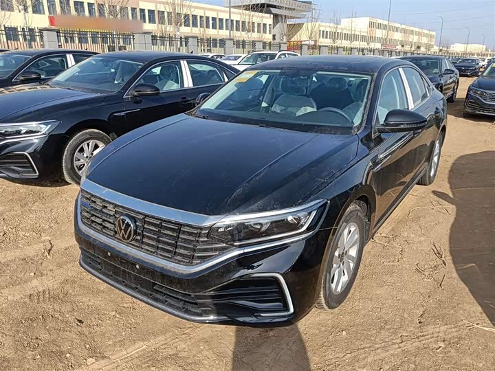 Фото 2 - Volkswagen Passat Hybrid