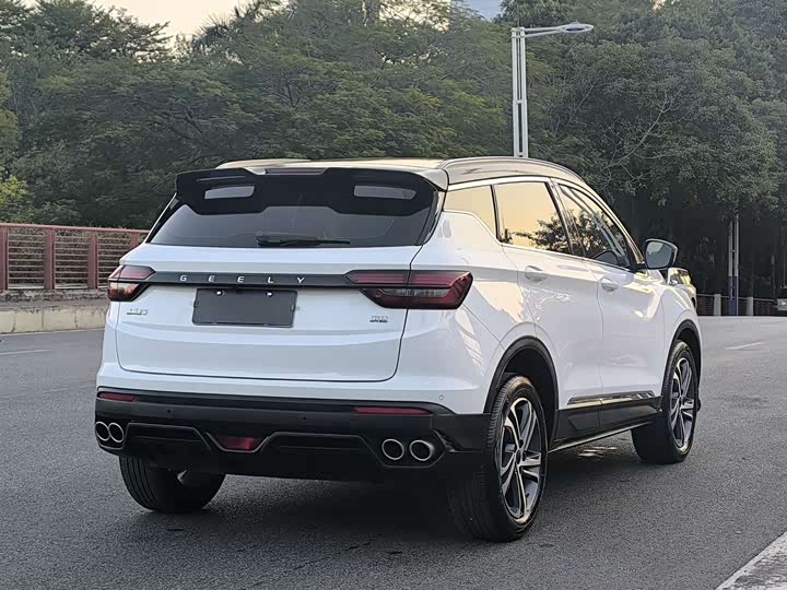 Фото 4 - Geely Coolray