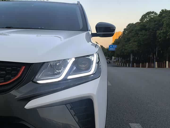 Фото 8 - Geely Coolray