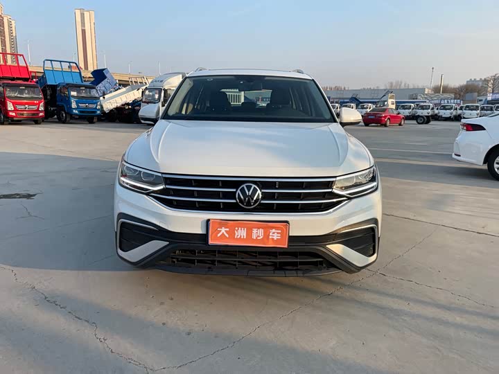 Фото 2 - Volkswagen Tiguan L Pro