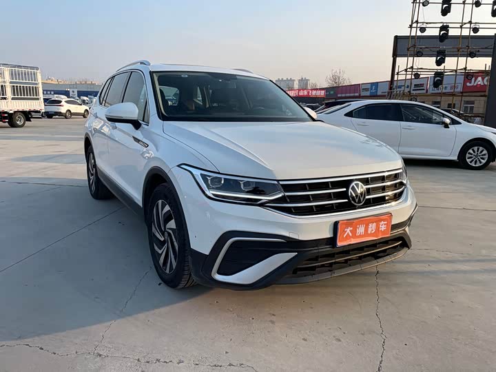 Фото 3 - Volkswagen Tiguan L Pro
