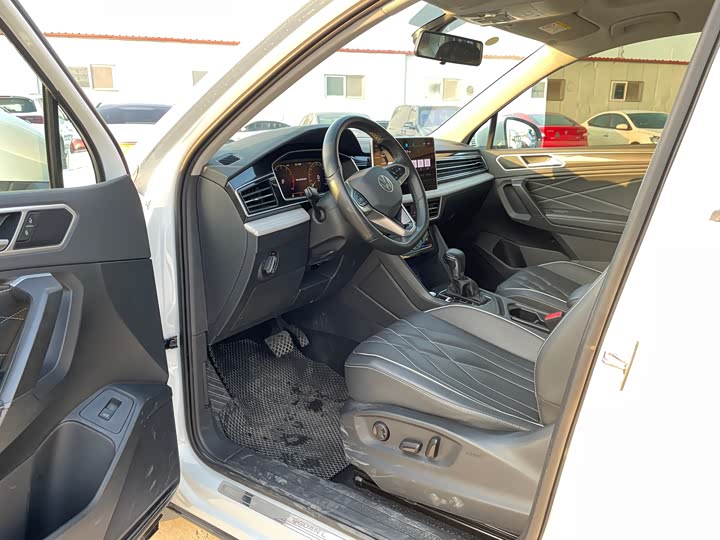 Фото 7 - Volkswagen Tiguan L Pro