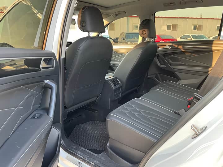 Фото 8 - Volkswagen Tiguan L Pro