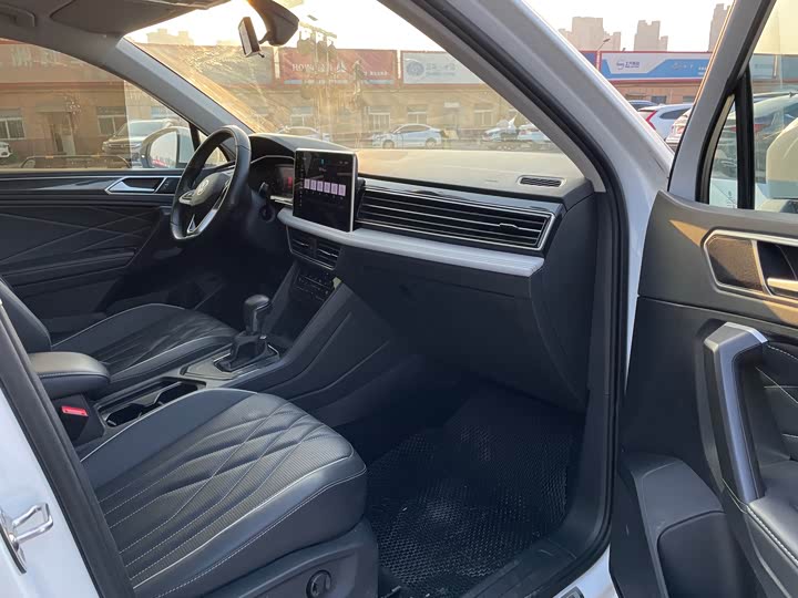 Фото 9 - Volkswagen Tiguan L Pro