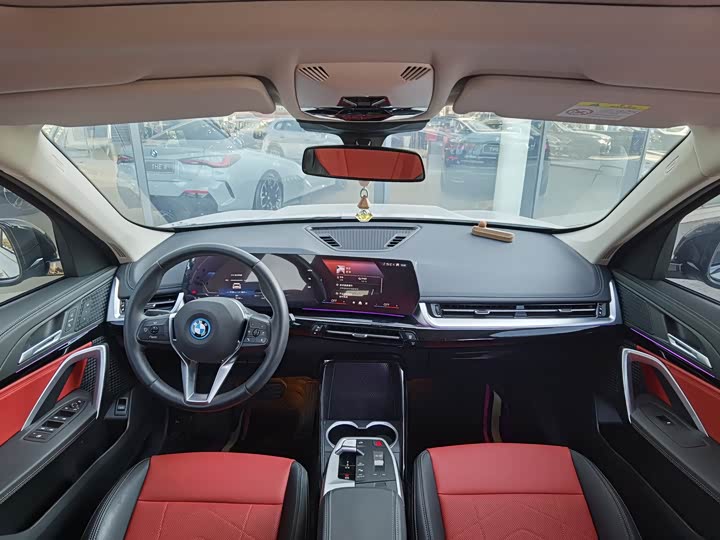 Фото 4 - BMW iX1