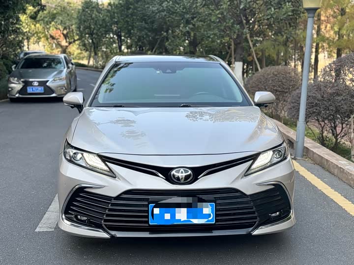 Фото 2 - Toyota Camry