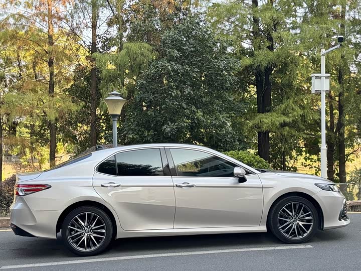 Фото 5 - Toyota Camry