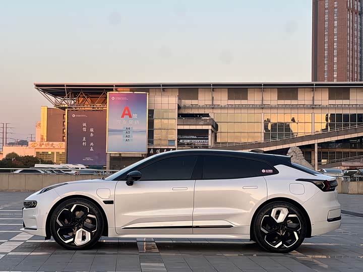 Фото 3 - Zeekr 001