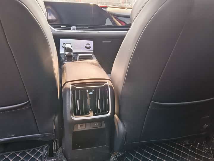 Фото 8 - Bestune B70