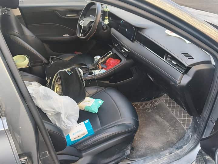 Фото 8 - Roewe i5