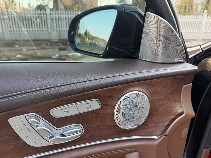 Фото 5 - Mercedes-Benz E-Class