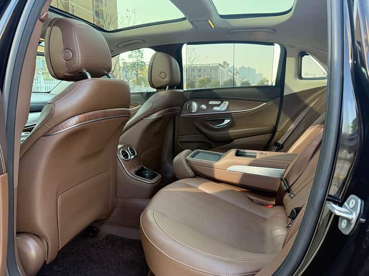 Фото 7 - Mercedes-Benz E-Class