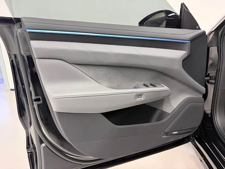 Фото 8 - Zeekr 001