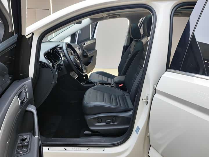 Фото 7 - Volkswagen Touran L