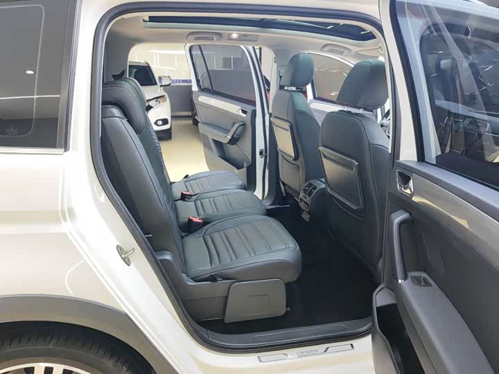 Фото 9 - Volkswagen Touran L