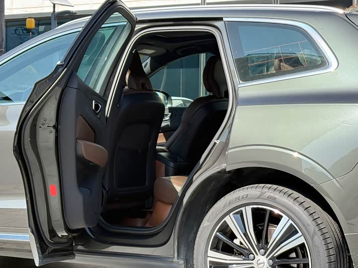 Фото 9 - Volvo XC60 Hybrid