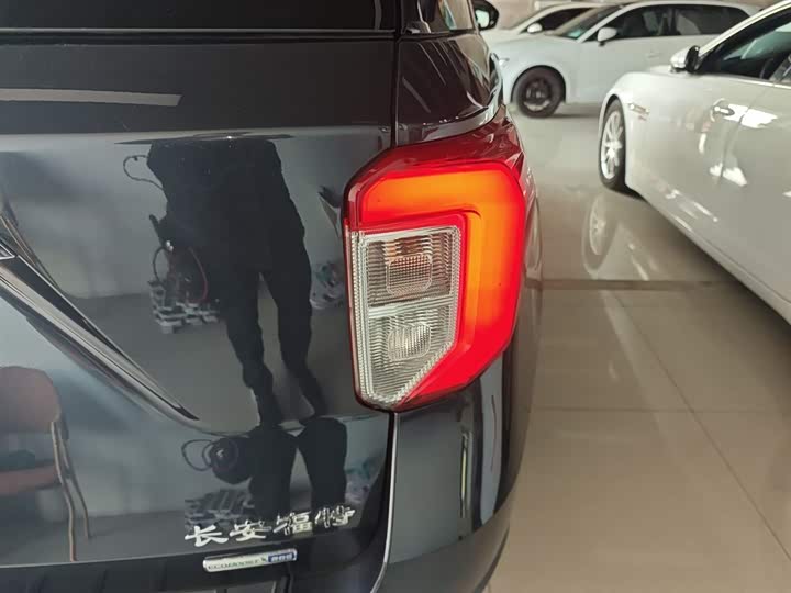 Фото 8 - Ford Explorer