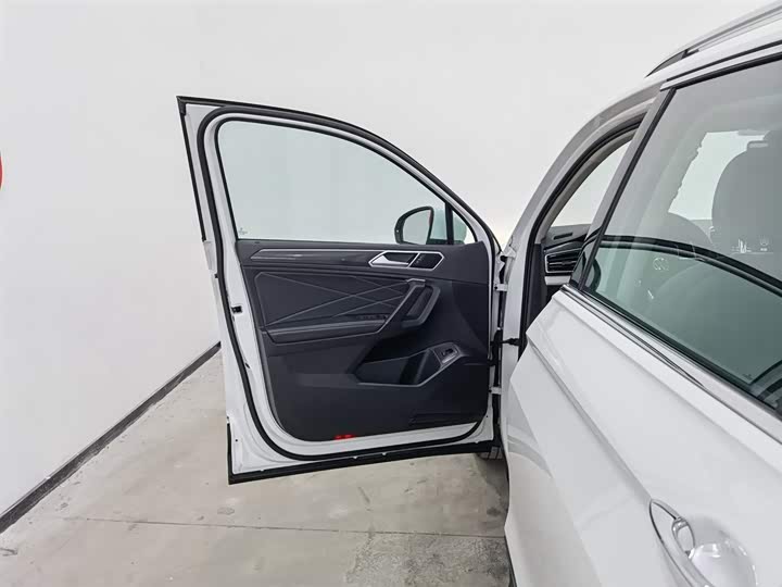 Фото 8 - Volkswagen Tiguan L Pro