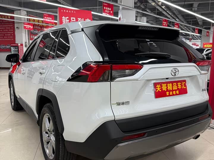 Фото 4 - Toyota RAV4