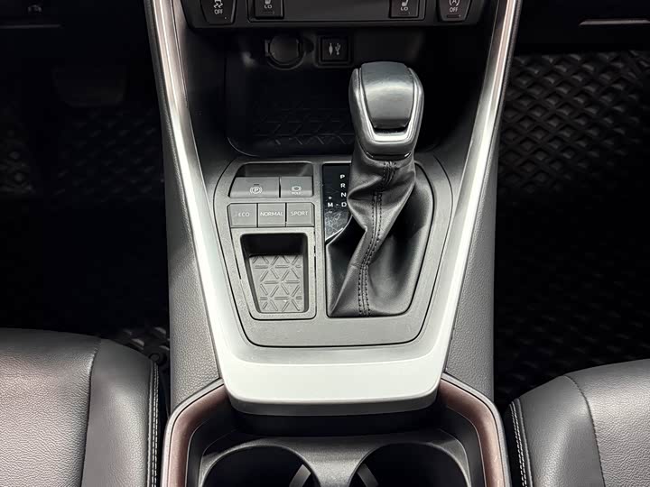 Фото 8 - Toyota RAV4