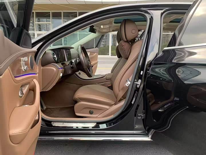 Фото 4 - Mercedes-Benz E-Class