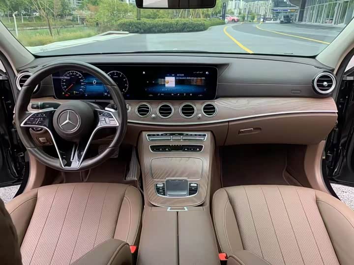 Фото 5 - Mercedes-Benz E-Class