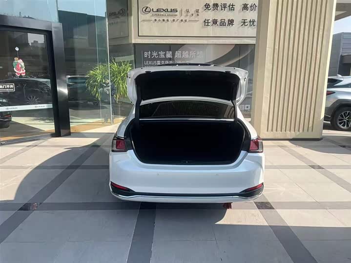 Фото 4 - Lexus ES