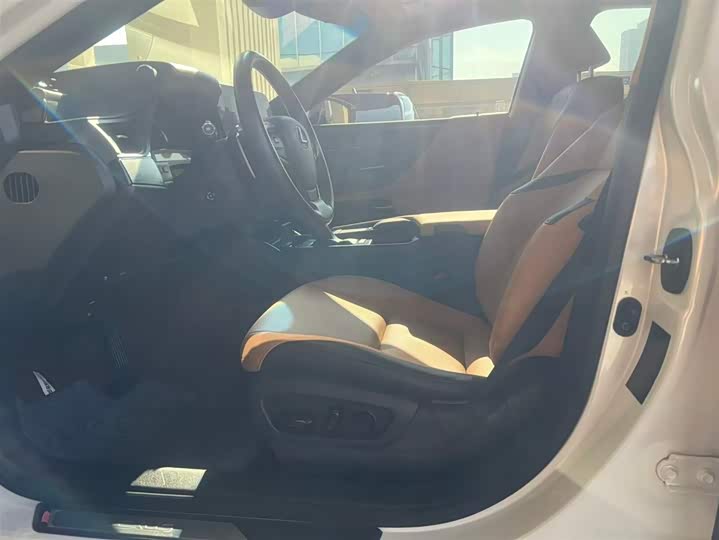 Фото 7 - Lexus ES