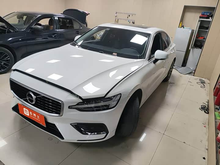 Фото 1 - Volvo S60