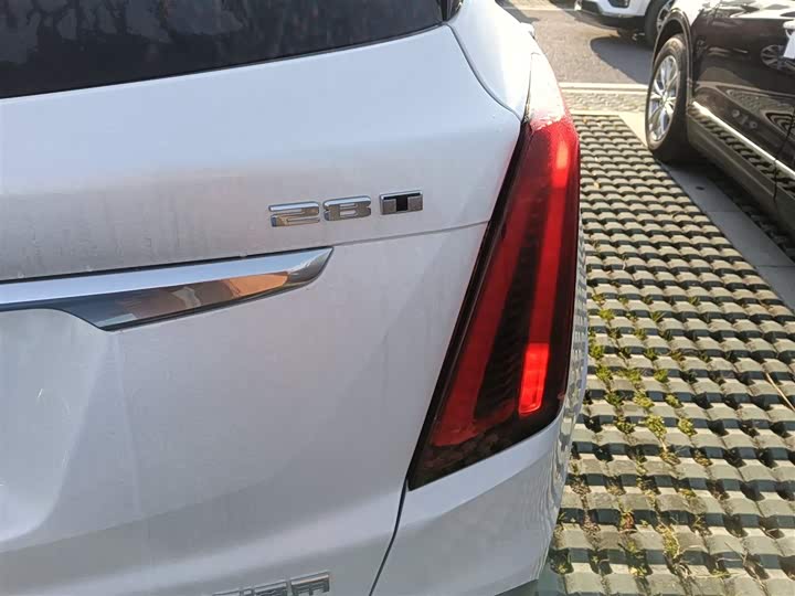 Фото 8 - Cadillac XT5