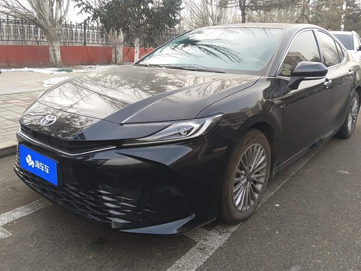 Фото 1 - Toyota Camry