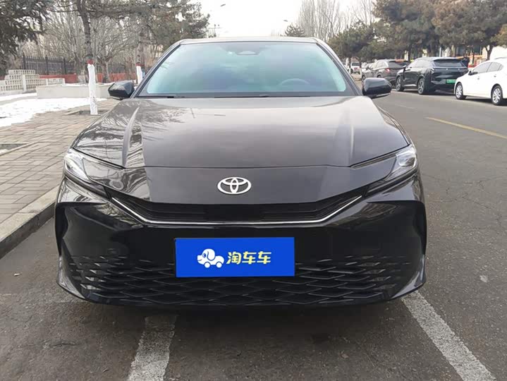 Фото 2 - Toyota Camry