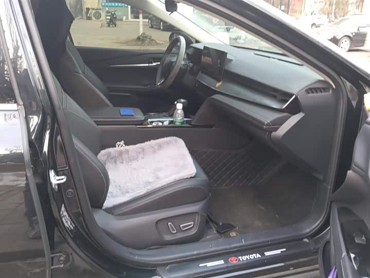 Фото 8 - Toyota Camry