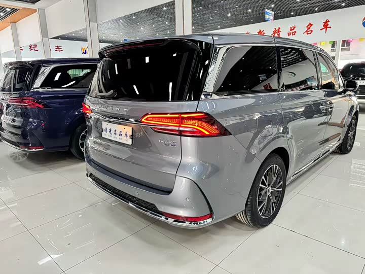 Фото 4 - Roewe iMax 8