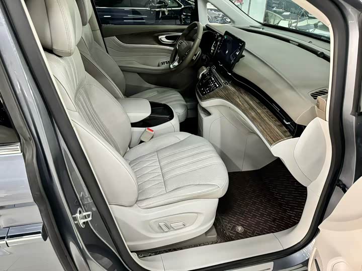 Фото 6 - Roewe iMax 8