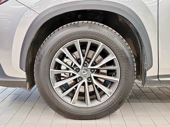 Фото 4 - Lexus NX