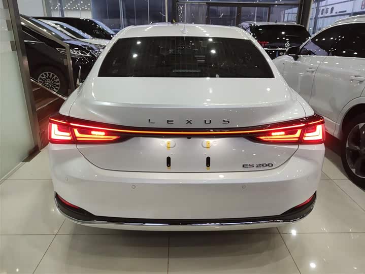 Фото 6 - Lexus ES