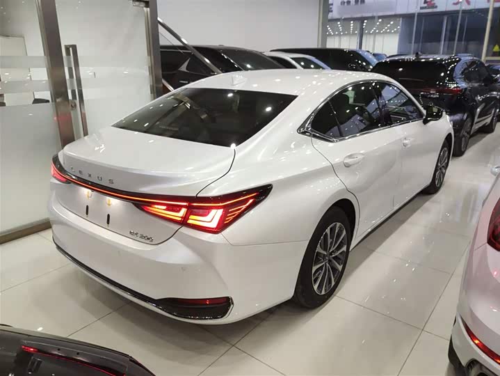 Фото 7 - Lexus ES