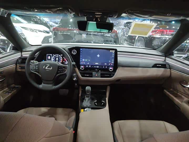 Фото 9 - Lexus ES