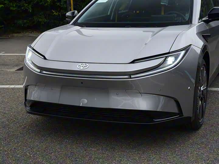 Фото 1 - Toyota bZ5