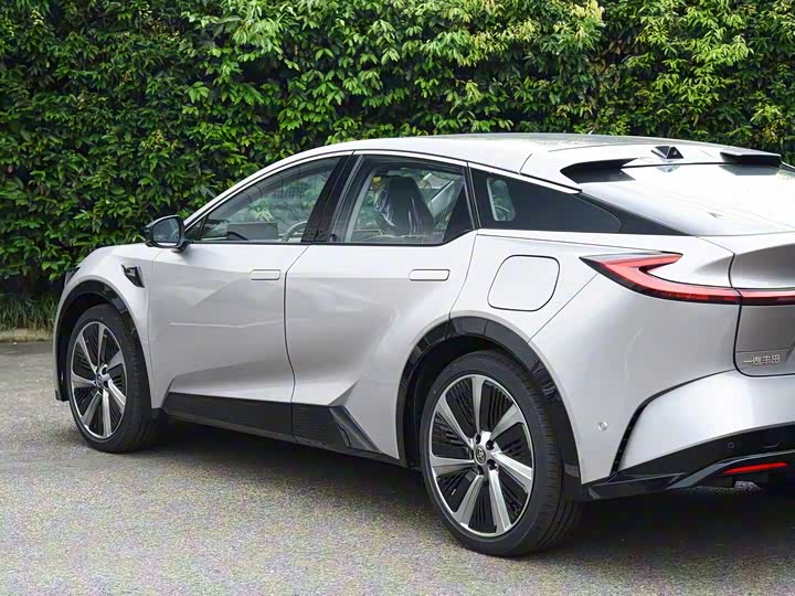 Фото 2 - Toyota bZ5