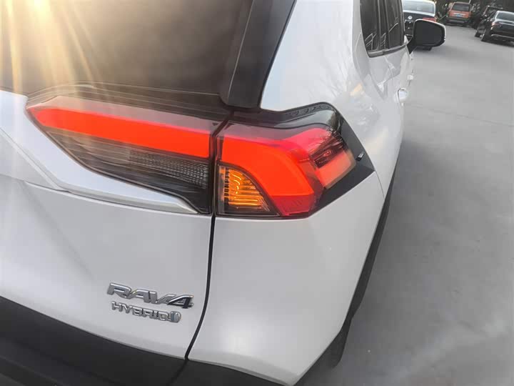 Фото 8 - Toyota RAV4