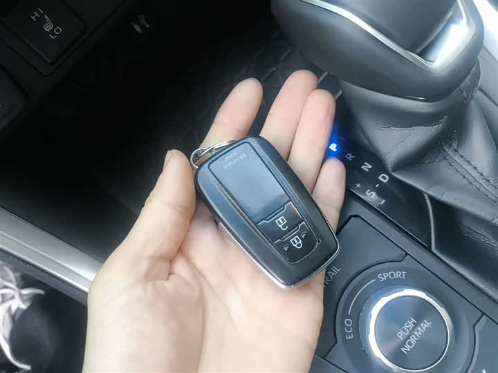 Фото 9 - Toyota RAV4