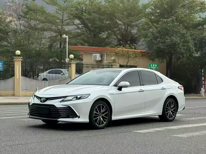 Фото 1 - Toyota Camry