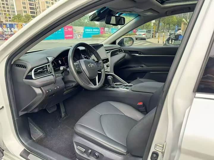 Фото 4 - Toyota Camry