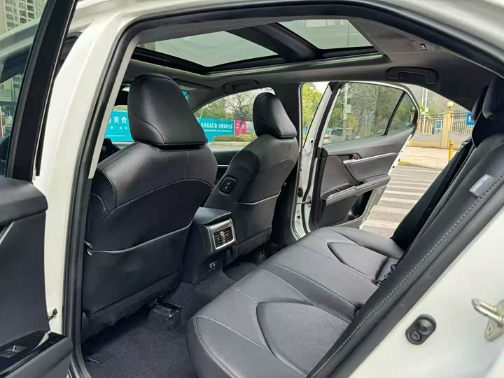 Фото 6 - Toyota Camry