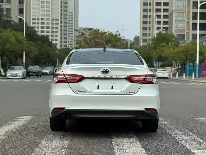 Фото 8 - Toyota Camry