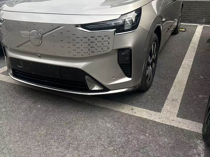 Фото 1 - Volvo EM90